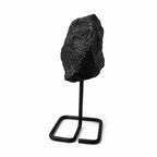 Muestra mineral en soporte metálico - Turmalina negra