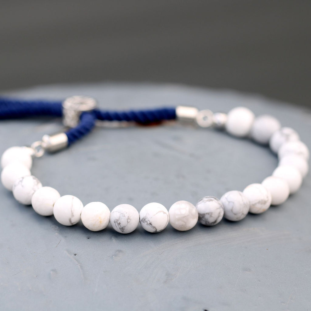 Pulsera de hilo azul marino de Khaulita Blanca