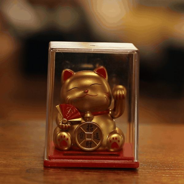 Mini gato de la fortuna con energía solar en una caja - Dorado